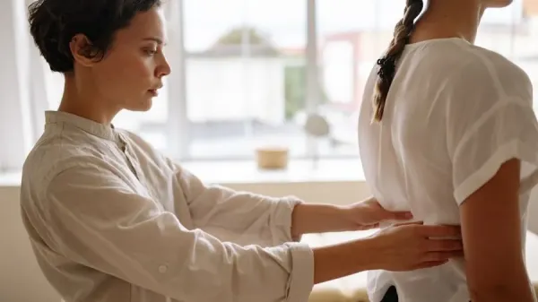 어깨와 등의 좌우 균형을 살펴보는 모습